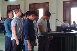 Bịt khẩu trang, dùng mã tấu chém người 