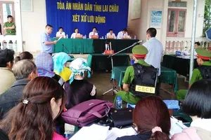 Móc lựu đạn dọa người này nhưng văng trúng người khác 