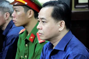 Vũ ‘nhôm’ được cho ngồi viết tại tòa, có đúng luật?