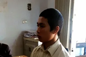 2 kẻ trộm làm gì khi xe máy vừa trộm được bị hết xăng?