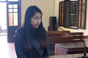 Hot girl 9X hầu tòa vì giữ hàng cấm trong người