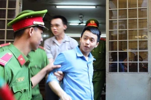 Bị cáo nói không khỏe, thiếu minh mẫn, đề nghị tòa hoãn xử