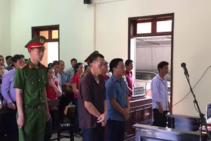 Ném đá trúng đầu hàng xóm 2 cha con nhận 60 tháng tù