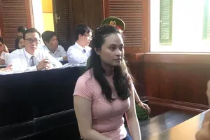 Hotgirl Ngọc Miu né ống kính phóng viên khi đến tòa