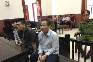 Bị cáo khai bị ép cung, tòa dừng xử để triệu tập điều tra viên