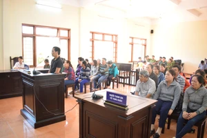 Chặn xe Quốc lộ 1A phản đối nhà máy rác, 15 người hầu tòa