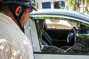 Đòi nợ không được thì dùng mã tấu chém xe ô tô