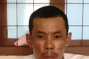 Kéo, đè vợ vào giường ngủ nói: 'Giờ vợ chồng chết chung'