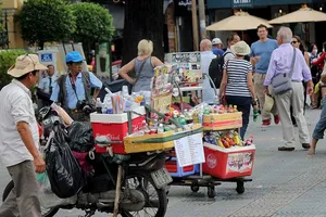Người bán hàng rong quanh khu vực nhà thờ Đức Bà, quận 1, TP.HCM. Ảnh minh họa: HOÀNG GIANG