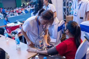 Đội ngũ y tế kịp thời hỗ trợ người dân gặp vấn đề sức khỏe khi tham dự đại lễ