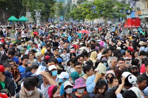 Cận cảnh hàng nghìn người dân trải nghiệm đi tàu metro số 1, TP.HCM trong ngày vận hành chính thức