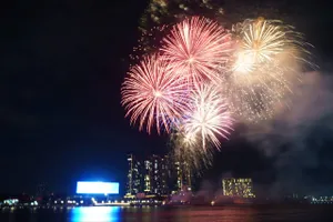 TP.HCM bừng sáng trong thời khắc giao thừa chào đón năm mới 2025