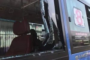 Nhóm người mang mã tấu đập phá xe buýt ở Thủ Đức