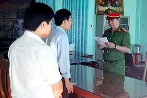 Công an đọc lệnh bắt ông Lam. Ảnh: L.Q.L