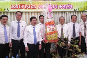 Chủ tịch UBND TP.HCM tặng quà cho Tổng Liên hội Hội thánh Tin lành Việt Nam (miền Nam). Ảnh: TL