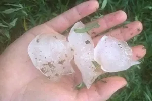 Ảnh hưởng của không khí lạnh, Lạng Sơn đã xuất hiện mưa đá. Ảnh: TTXVN