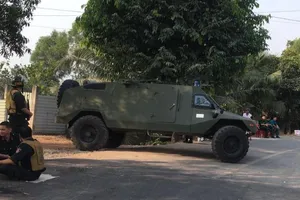 Xe bọc thép được điều động thêm đến hiện trường. Ảnh: HT