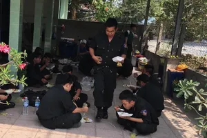 Bữa cơm vội của cảnh sát vây bắt kẻ bắn 4 người chết ở Củ Chi