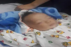 Công an làm việc với người cha nghi hành hung con 