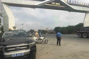 Một trạm CSGT được lập tại cửa ngõ Tây Ninh - quốc lộ 22, Củ Chi. Ảnh: ĐÀO TRANG