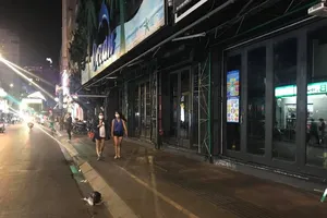 Một quán bar trên phố đi bộ Bùi Viện (quận 1) đóng cửa để phòng, chống dịch COVID-19. Ảnh: NGUYỄN YÊN