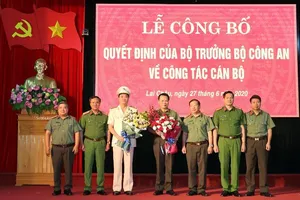 Ban Giám đốc Công an tỉnh Lai Châu chúc mừng Đại tá Hà Văn Tuyên và Đại tá Nguyễn Viết Giang. Ảnh: CA Lai Châu