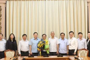 Lãnh đạo TP.HCM chúc mừng ông Võ Trung Trực nhận chức Phó Giám đốc Sở TN&MT TP.HCM. Ảnh: Web thành ủy TP.HCM