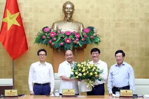Thủ tướng Nguyễn Xuân Phúc chúc mừng Quyền Bộ trưởng Bộ Y tế Nguyễn Thanh Long. Ảnh: VGP