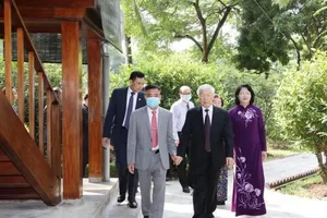 Tổng Bí thư, Chủ tịch nước dâng hương Chủ tịch Hồ Chí Minh