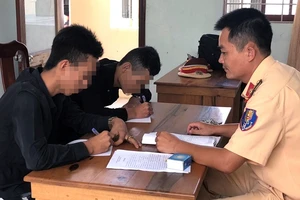 Bị công an mời làm việc vì vừa đi xe máy vừa... gội đầu 