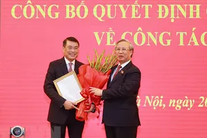 Ông Trần Quốc Vượng, Ủy viên Bộ Chính trị, Thường trực Ban Bí thư trao Quyết định của Bộ Chính trị về công tác cán bộ cho ông Lê Minh Hưng. Ảnh: TTXVN