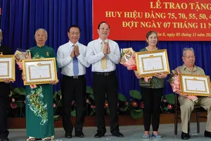 Ông Nguyễn Hồ Hải trao huy hiệu Đảng tại quận 8, TP.HCM