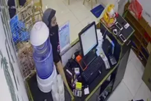 1 phụ nữ mua hàng, rồi lấy 2 điện thoại của nhân viên