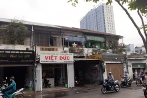 TP.HCM: Cháy lớn trong khu nhà tập thể, 2 người mắc kẹt