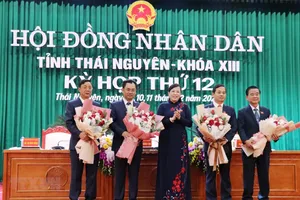 Bà Nguyễn Thanh Hải, Bí thư Tỉnh ủy Thái Nguyên tặng hoa chúc mừng các lãnh đạo chủ chốt của HĐND và UBND tỉnh mới được bầu. Ảnh: TTXVN