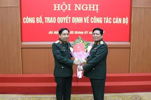 Đại tướng Ngô Xuân Lịch trao Quyết định thăng quân hàm cho Thiếu tướng Vũ Ngọc Thiềm (trái). Ảnh: VGP