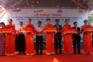 Các đại biểu cắt băng khánh thành dự án “Thảm vàng an toàn”. Ảnh: THẢO KIM