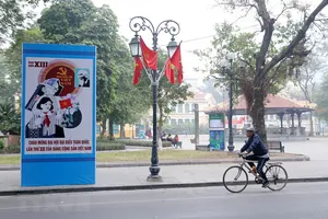 TP Hà Nội trang hoàng đường phố, chào mừng Đại hội XIII của Đảng. Ảnh: TTXVN