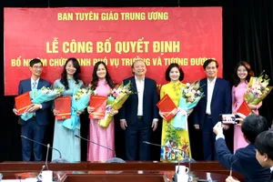 Lãnh đạo Ban Tuyên giáo Trung ương trao quyết định và chúc mừng các cán bộ được bổ nhiệm. Ảnh: VGP