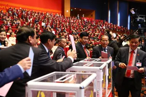 Các đại biểu đang bỏ phiếu bầu Ban Chấp hành Trung ương khóa XIII, tối 30-1. Ảnh: XĐ