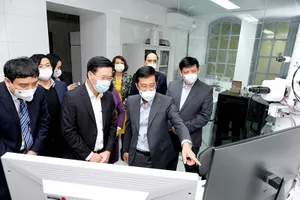 Thường trực Ban Bí thư Võ Văn Thưởng đến thăm, làm việc tại Viện Vệ sinh dịch tễ Trung ương. Ảnh: VGP