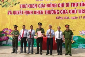 Các lực lượng phá hai chuyên án ở Đồng Nai nhận khen thưởng đột xuất của Chủ tịch UBND tỉnh. Ảnh: TTXVN
