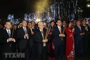 Tổng bí thư, Chủ tịch nước Nguyễn Phú Trọng dâng hương tại tượng đài Lý Thái Tổ. Ảnh: TTXVN