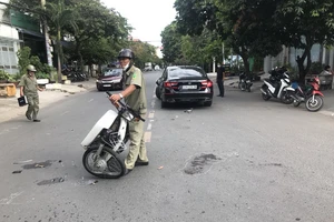 Bình Thạnh: Xe máy tông vào ô tô, 2 người bị thương nặng