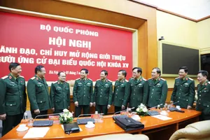 Lãnh đạo Bộ Quốc phòng trao đổi với các đại biểu dự hội nghị. Ảnh: Bộ Quốc phòng