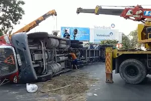 Lật xe đầu kéo ở vòng xoay Lý Thái Tổ, ùn tắc nghiêm trọng 