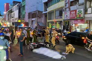 Hiện trường vụ xe máy tông vào xe khách làm một người tử vong. Ảnh: NGUYỄN YÊN