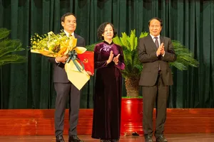 Bà Trương Thị Mai, Trưởng ban Tổ chức Trung ương trao quyết định và chúc mừng ông Trần Lưu Quang giữ chức vụ Bí thư Thành ủy Hải Phòng. Ảnh: CTV