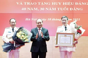 Trao tặng huy hiệu 40 năm tuổi Đảng cho Đại tướng Tô Lâm