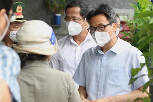 Phó Thủ tướng Vũ Đức Đam kiểm tra việc phòng dịch ở quận 12, huyện Hóc Môn